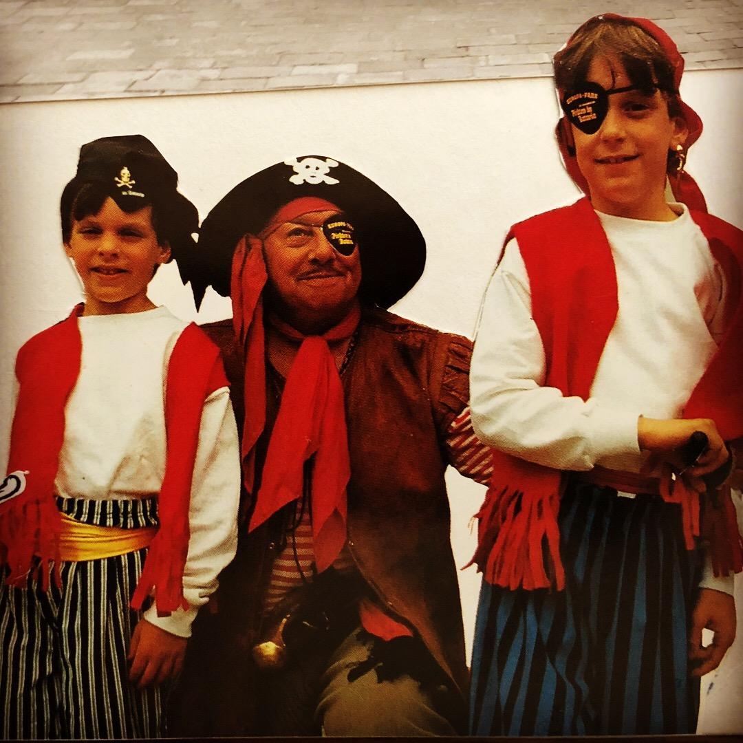 Thomas et Michael Mack lors de l’inauguration de Pirates de Batavia en 1987