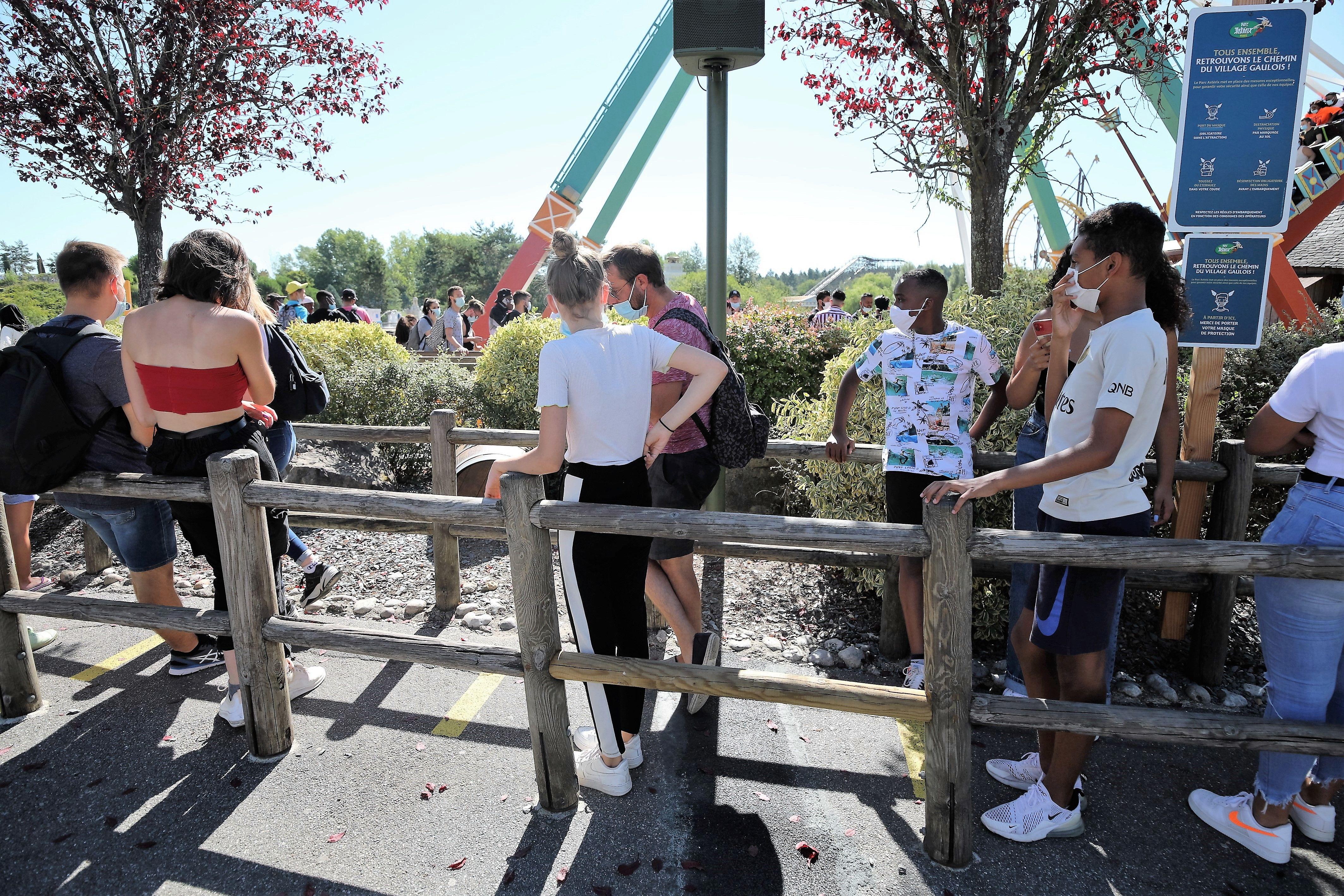 PARC D ASTERIX MESURES COVID 19 DISTANCIATION MARQUAGE AU SOL